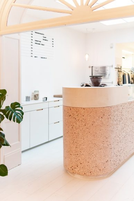 Seamless Bealstone floor with visible crystal aggregates, highlighting its modern terrazzo-style finish.