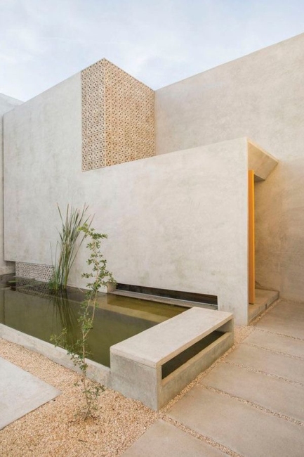 Seamless Chukum pool edge, showcasing its exceptional waterproofing and elegant finish in an outdoor space.
