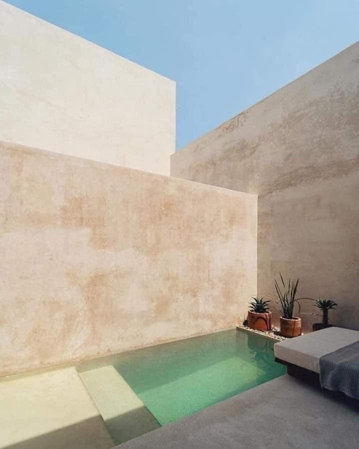 Seamless Chukum pool edge, showcasing its exceptional waterproofing and elegant finish in an outdoor space.