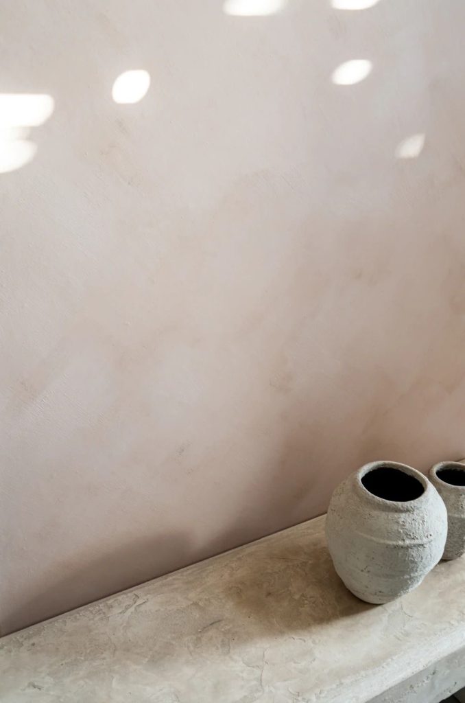 Close-up of a freshly Kalklitir-painted wall surface, showing subtle tonal variation and light-given depth.