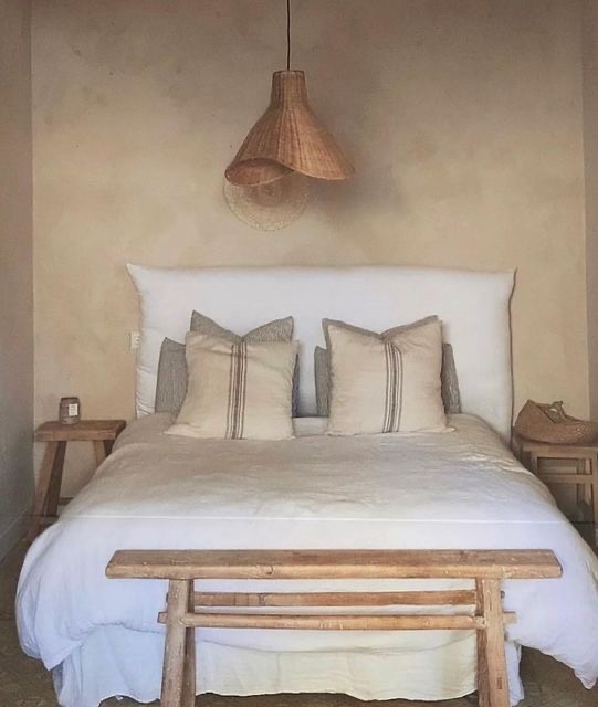 Kalklitir lime paint on a subtly textured wall in earthy tones, creating a warm, natural ambiance.