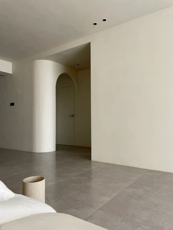 Seamless microcement floor in a luxurious contemporary space, showcasing its joint-free design.