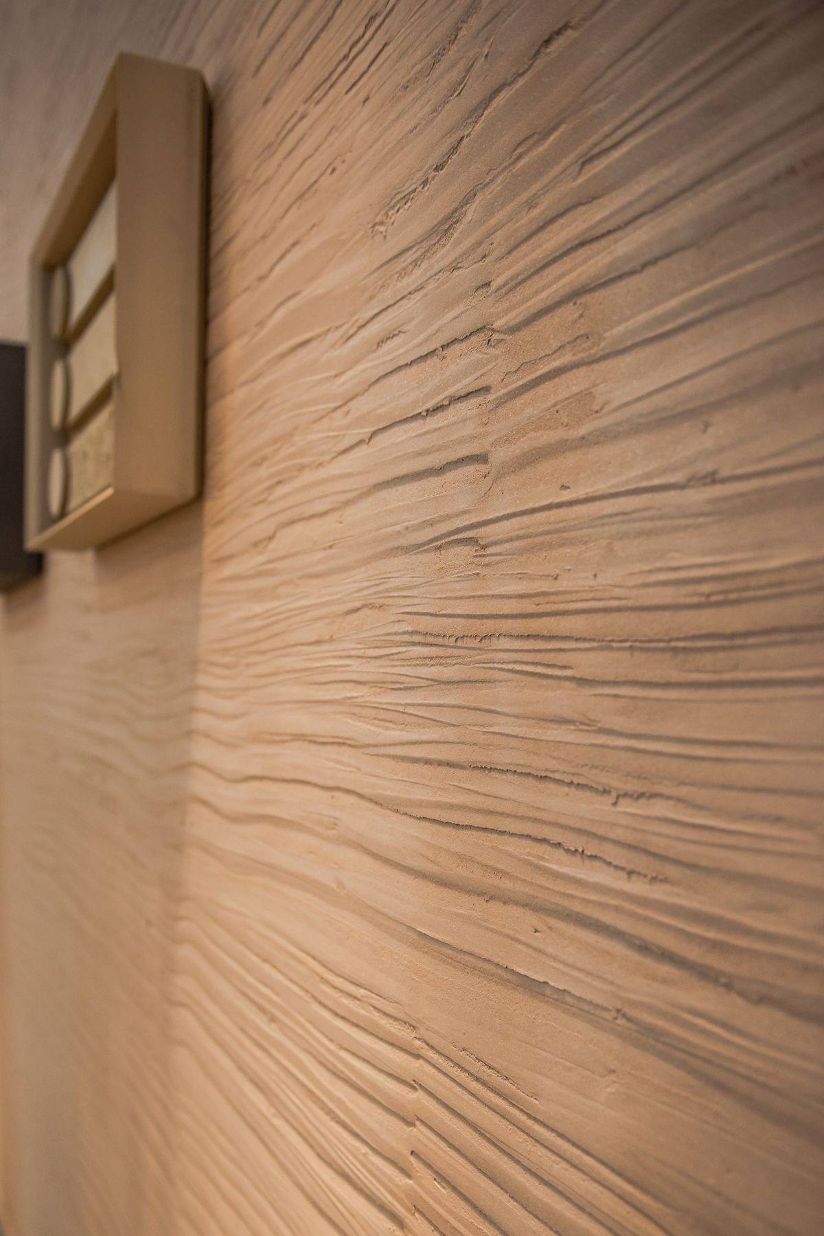 Matteo Brioni clay plaster wall showcasing natural texture and earthy tones.