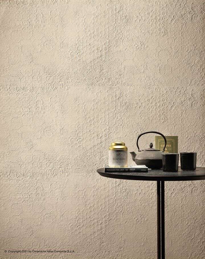 Matteo Brioni clay plaster wall showcasing natural texture and earthy tones.