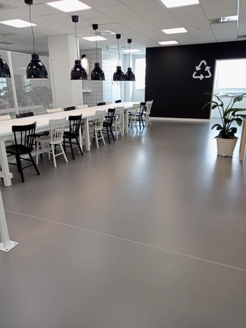 Seamless epoxy resin floor in a high-traffic industrial facility, showcasing its durability.