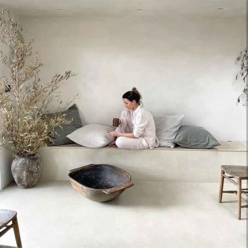 Luxury - Luxurious continuous microcement surface in a contemporary room with elegant finishes.