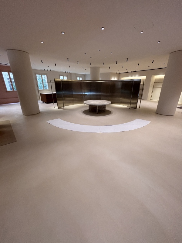 Seamless off-white Mortex floor and pink curved wall section in a Palma retail store.