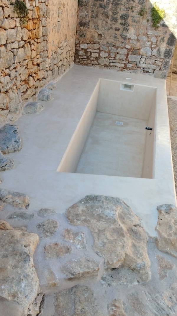 Elevated view of a rectangular swimming pool under construction in Sóller featuring a smooth Chukum mineral coating.