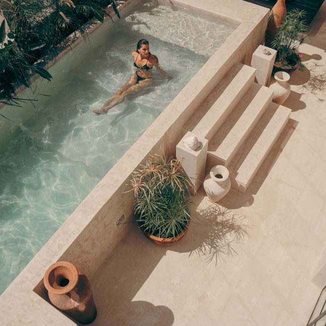 Seamless Chukum pool edge, showcasing its exceptional waterproofing and elegant finish in an outdoor space.