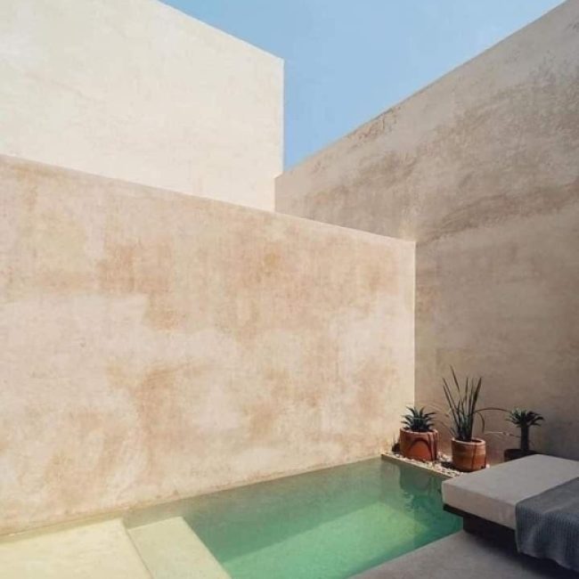 Seamless Chukum pool edge, showcasing its exceptional waterproofing and elegant finish in an outdoor space.