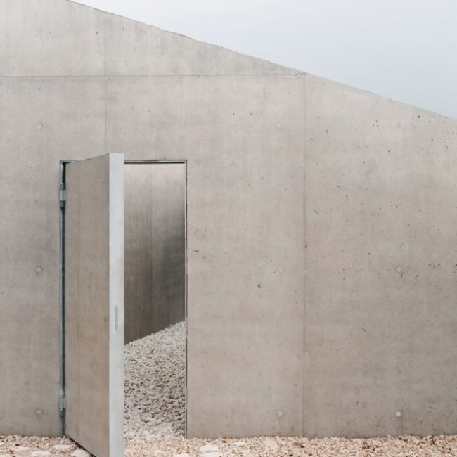 Seamless microcement floor in a luxurious contemporary space, showcasing its joint-free design.
