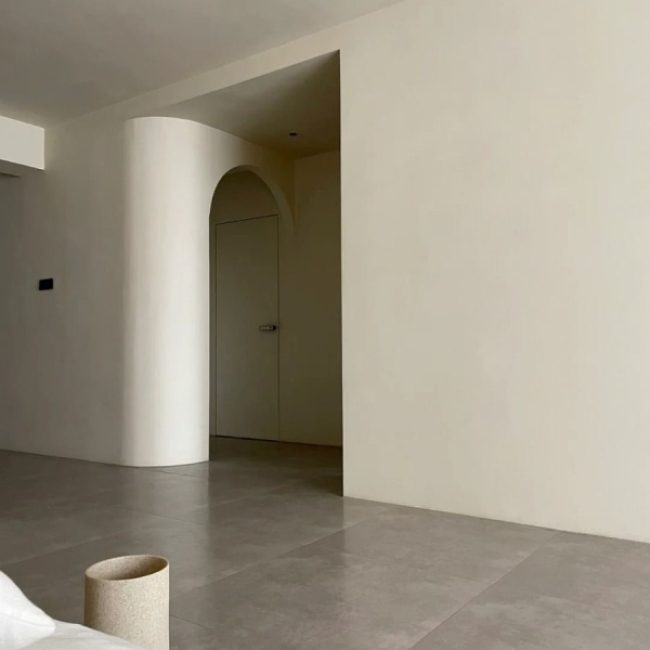 Seamless microcement floor in a luxurious contemporary space, showcasing its joint-free design.