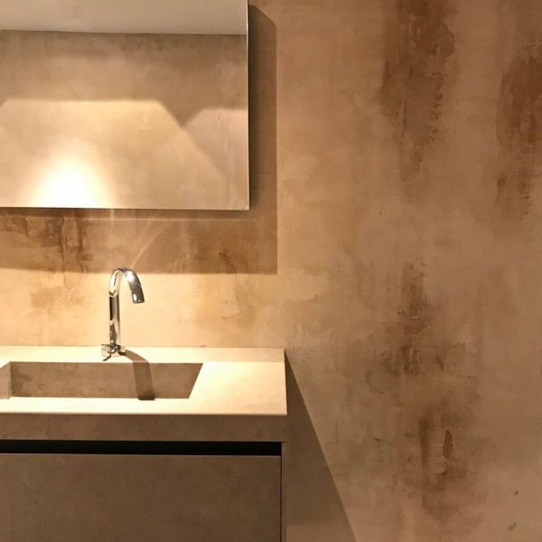 Matteo Brioni clay plaster wall showcasing natural texture and earthy tones.