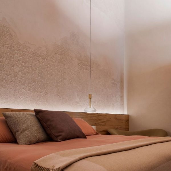 Matteo Brioni clay plaster wall showcasing natural texture and earthy tones.