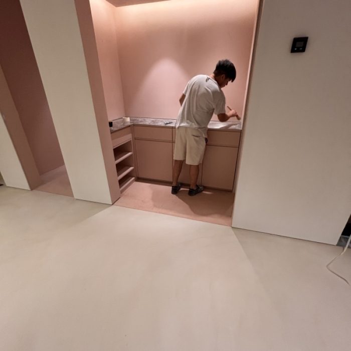 Wide perspective of a large, jointless Mortex retail floor with curved partitions.