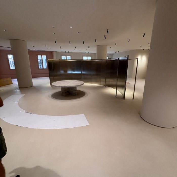 Seamless off-white Mortex floor and pink curved wall section in a Palma retail store.